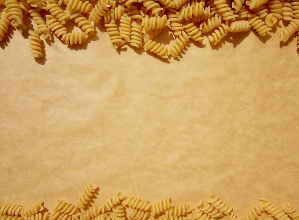 Spiral Pasta Craft Paper Background Copy Space Top View — Stock Photo, Image