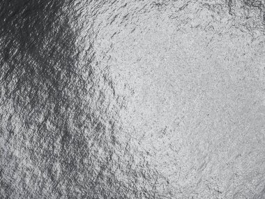 Vurguları ve düz olmayan yüzeyi olan gümüş folyo dokusu