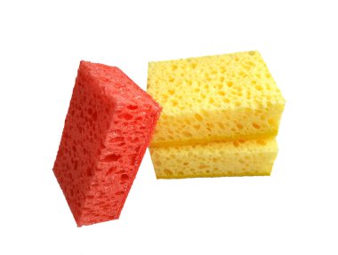 Kırmızı ve sarı çamaşır süngeri beyaz arka planda izole edilmiştir.