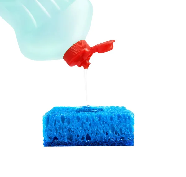 洗碗液是从蓝色塑料瓶中倒出来的 蓝色长方形海绵上有红色软木塞 被白色背景隔离 — 图库照片