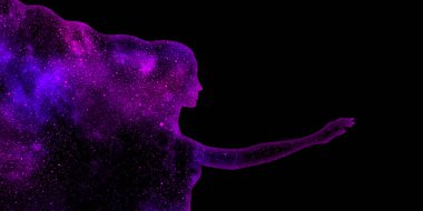Mor ve mavi parlayan yıldız evreni bir kadın profili silueti şeklinde uzanmış elleri siyah bir arkaplanda.