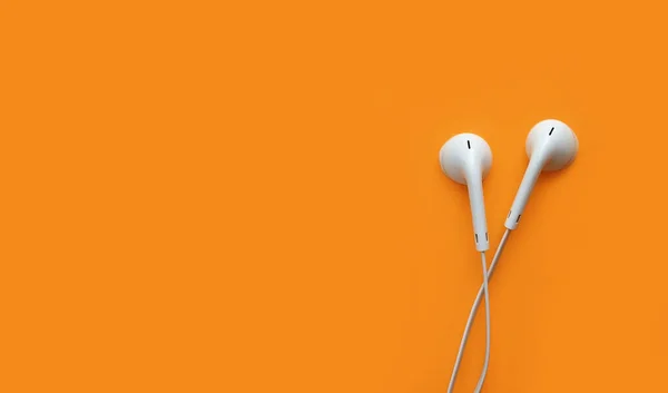 White Wired Headphones Orange Background Copy Space — Stock Photo, Image