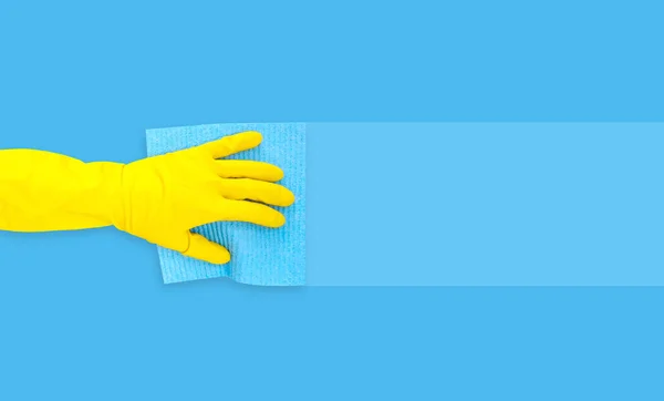 Рука Жёлтой Резиновой Перчатке Чистящей Губкой Оставляет Горизонтальную Полоску Синем — стоковое фото