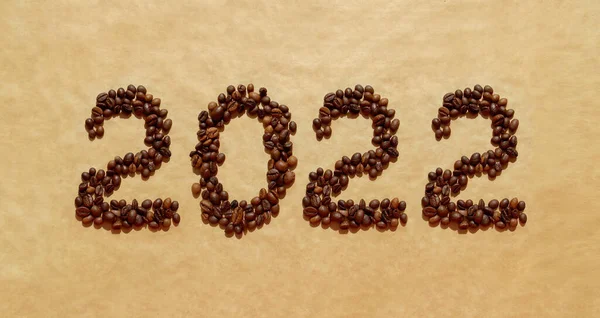 2022 Van Koffiebonen Een Bruine Ambachtelijke Papieren Achtergrond Gelukkig Nieuwjaar — Stockfoto