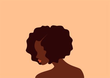 Kısa kıvırcık kahverengi saçlı ve turuncu dudaklı, pastel arka planda güzel bir Afrikalı kadının yan görüntüsü. Düz vektör illüstrasyonu