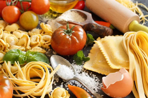 Fresh pasta and ingredients — Stock Photo, Image