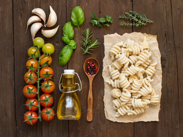 Italian pasta, vegetables,  herbs and olive oil — Stock Photo, Image