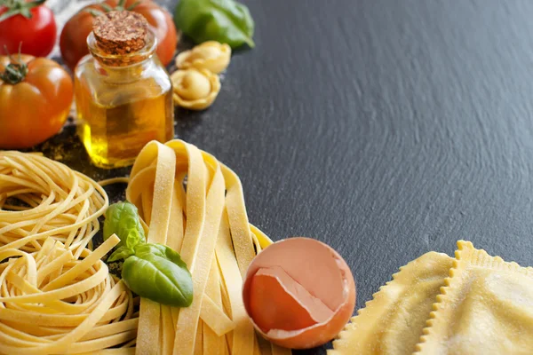 Fresh pasta and ingredients — Stock Photo, Image