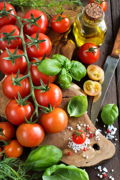 Cherry tomatoes, basil and olive oil — Stock Photo, Image