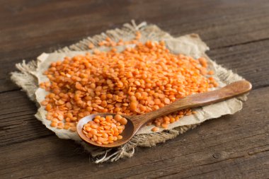 Bir kaşık ile kırmızı mercimek