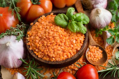 Domates, sarımsak ve otlar ile bir kase kırmızı mercimek 