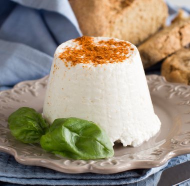 İtalyan ricotta peyniri ve ev yapımı ekmek ve fesleğen