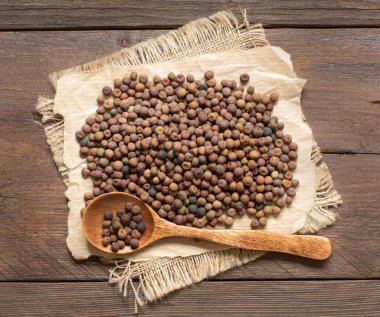 Bir kaşık ile ham organik roveja fasulye