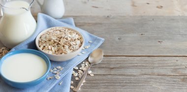 Bir kase ve süt haddelenmiş yulaf