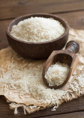 Basmati pirinç bir kase bir kaşıkla yığını