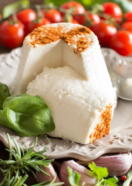 Italienischer Ricotta-Käse, Gemüse und Kräuter — Stockfoto