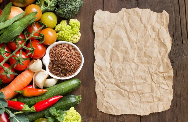 Arroz vermelho não cozido em uma tigela com legumes — Fotografia de Stock