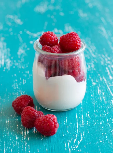 Maliny a čerstvý jogurt v jar — Stock fotografie