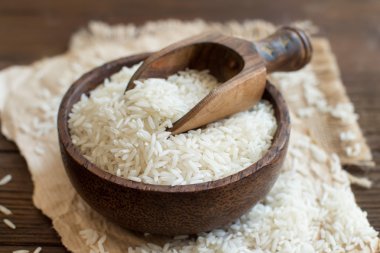  Basmati pirinç bir kase bir kaşık ile 