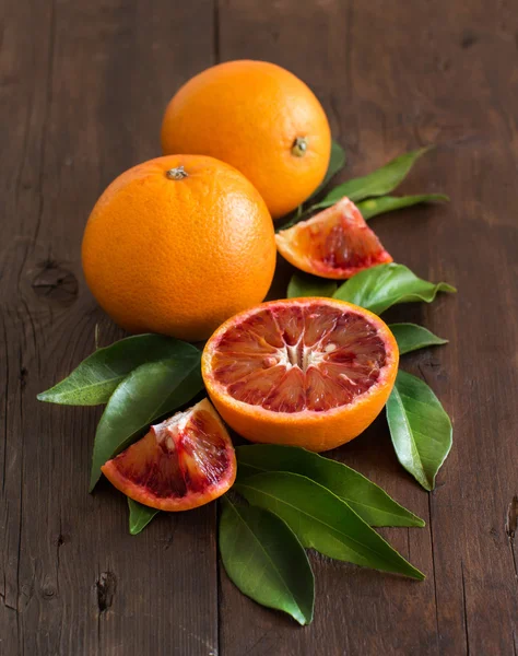 Naranjas sicilianas frescas con hojas —  Fotos de Stock