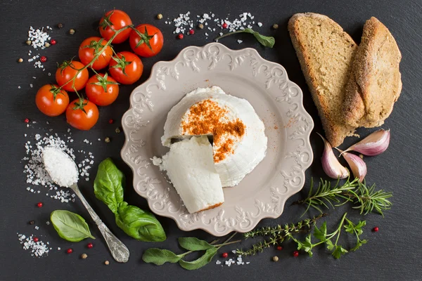 Queijo de ricota italiano, pão caseiro, legumes e ervas — Fotografia de Stock
