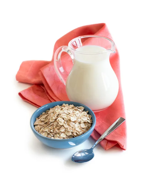 Avena enrollada en un bol y leche —  Fotos de Stock