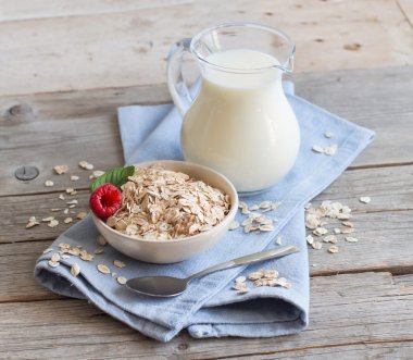 bir kase çilek ve sütle yulaf ezmesi