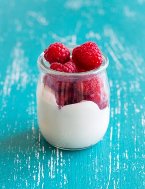 Ahududu ve bir kavanoz içinde taze yoğurt 