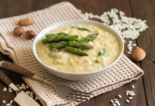 Risotto aux asperges au parmesan et taleggio — Photo