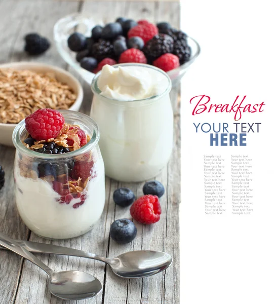 Desayuno saludable con yogur griego fresco, hojuelas y bayas —  Fotos de Stock