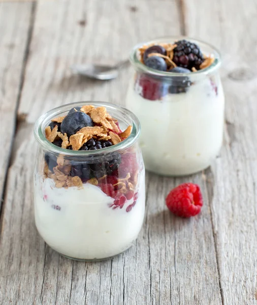 Здоровий сніданок зі свіжим грецьким йогуртом, пластівцями та ягодами — стокове фото
