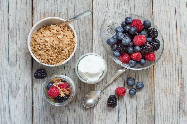 Zdravá snídaně s čerstvým řecký jogurt, vločky a bobule — Stock fotografie