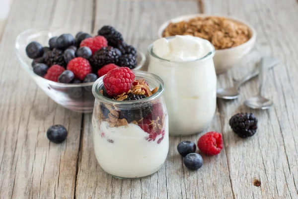 Сніданок зі свіжим грецьким йогуртом, мюслі та ягодами — стокове фото