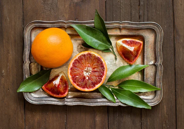 Naranjas rojas frescas en una bandeja — Foto de Stock