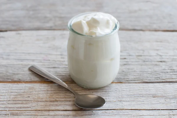Frasco de iogurte grego fresco — Fotografia de Stock