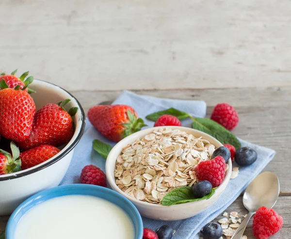 Сніданок зі свіжим грецьким йогуртом, мюслі та ягодами — стокове фото