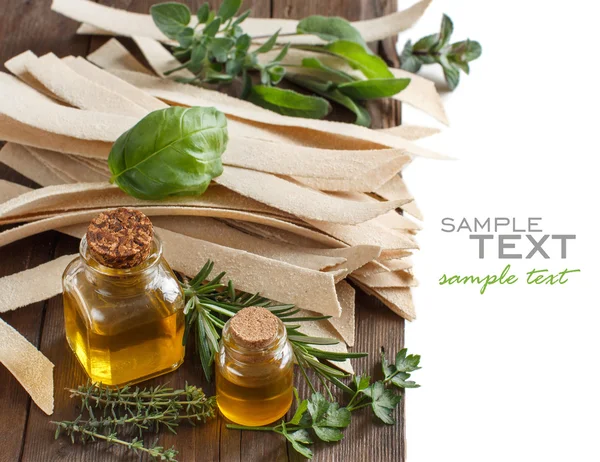 Wholegrain artisan pasta, olive oil and herbs — Stock Photo, Image