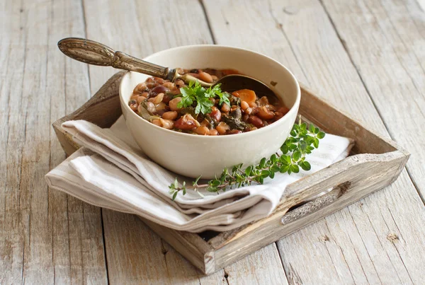 Gekochte Hülsenfrüchte und Gemüse in einer Schüssel — Stockfoto