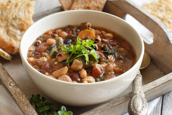 Leguminosas e legumes cozidos em uma tigela — Fotografia de Stock