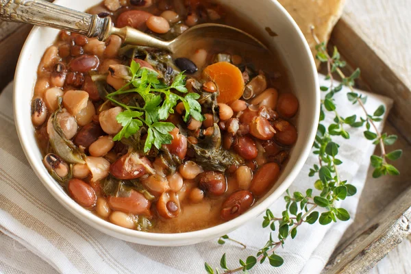 Leguminosas e legumes cozidos em uma tigela — Fotografia de Stock