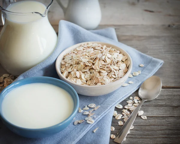 Rolled oats in a bowl and milk — Stok Foto