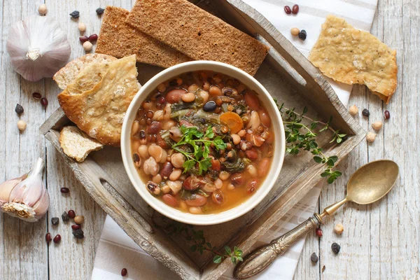 Leguminosas e legumes cozidos em uma tigela — Fotografia de Stock