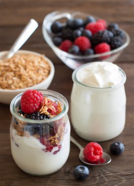 Çilek, pul ve taze Yunan yoğurt 