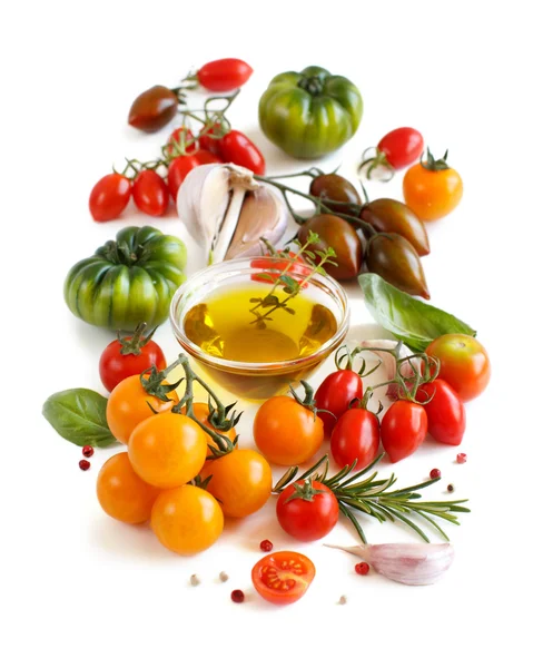 Kleurrijke tomaten, knoflook, basilicum en oilve olie — Stockfoto