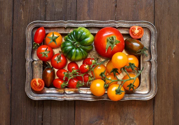 Tomates coloridos em uma bandeja metálica — Fotografia de Stock