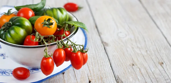 Tomates coloridos em uma tigela — Fotografia de Stock