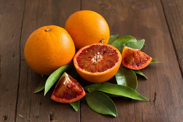 Naranjas sicilianas frescas con hojas —  Fotos de Stock