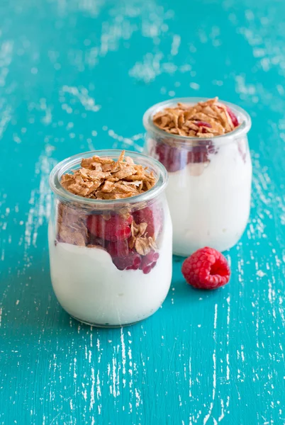 Maliny, płatki i świeży jogurt w słoiku — Zdjęcie stockowe