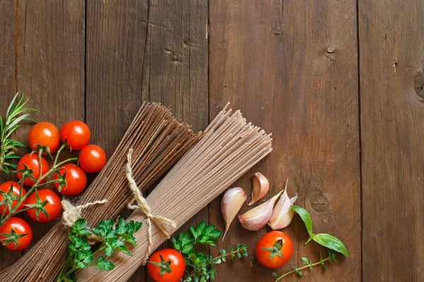 Три вида спагетти, помидоры и травы — стоковое фото