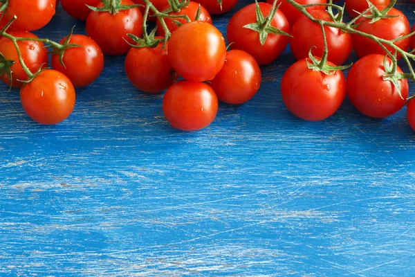 Pomodori ciliegia sul vecchio legno blu — Foto Stock